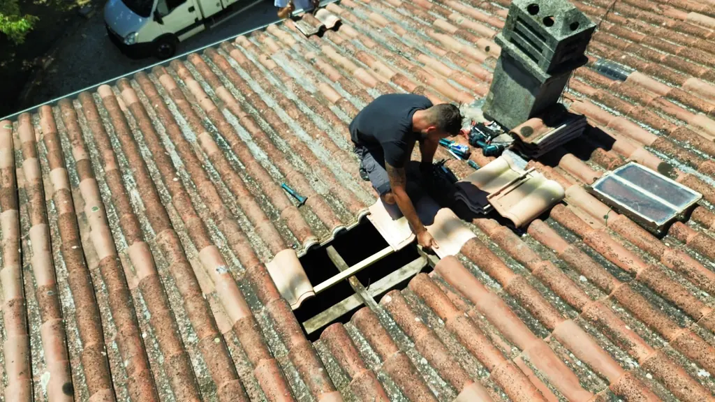 Toiture en tuile ouverte avant réfection par Maison Tahri à Aubagne
