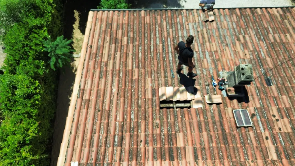 Diagnostic par drone d'une toiture provençale en tuile romane avant réfection à Aubagne